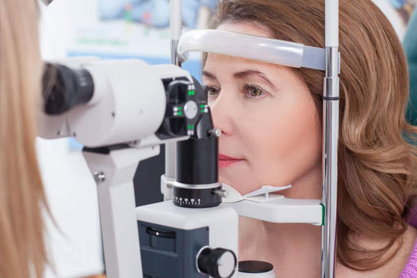 Untersuchung einer Patientin mit modernen Geräten