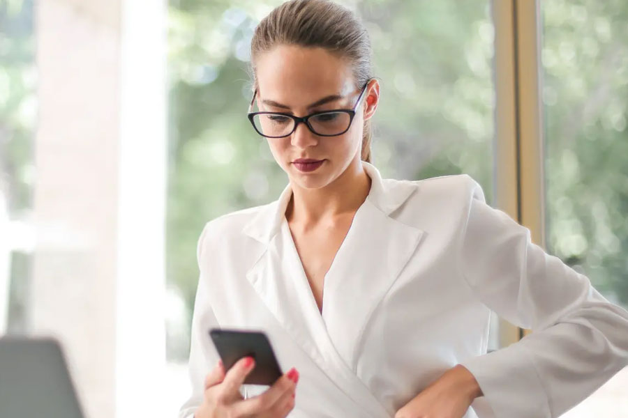 Trockene Augen durch Smartphone-Nutzung